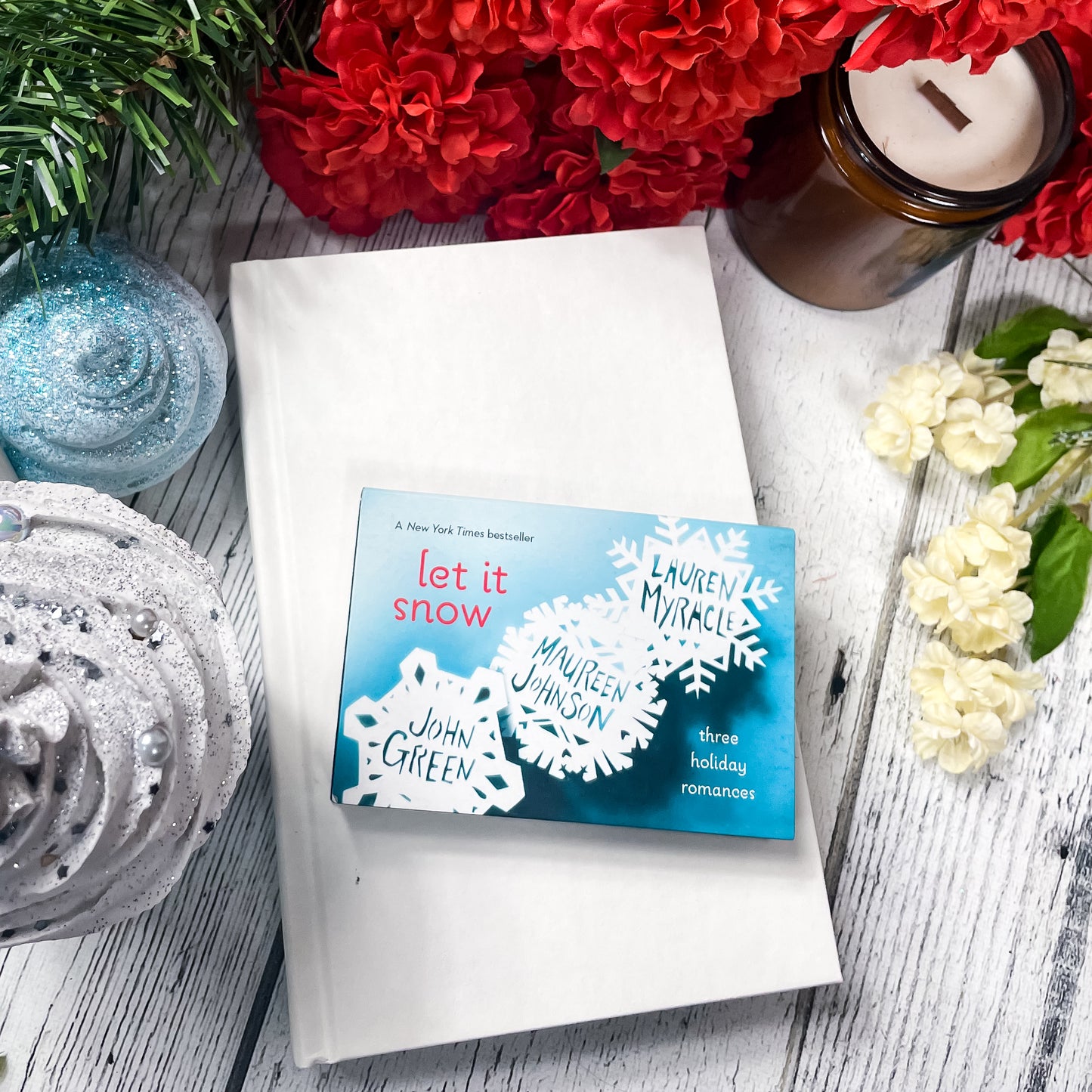 Let it Snow: Three Holiday Romances (Penguin Mini) by John Green, Maureen Johnson, and Lauren Myracle